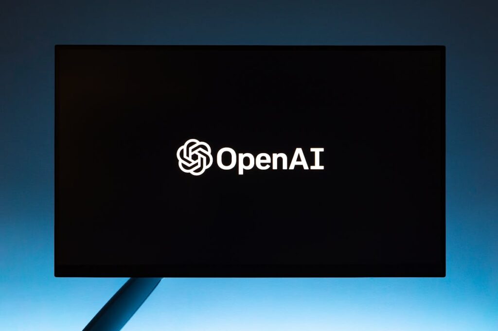 Monitor mit OpenAI-Logo.