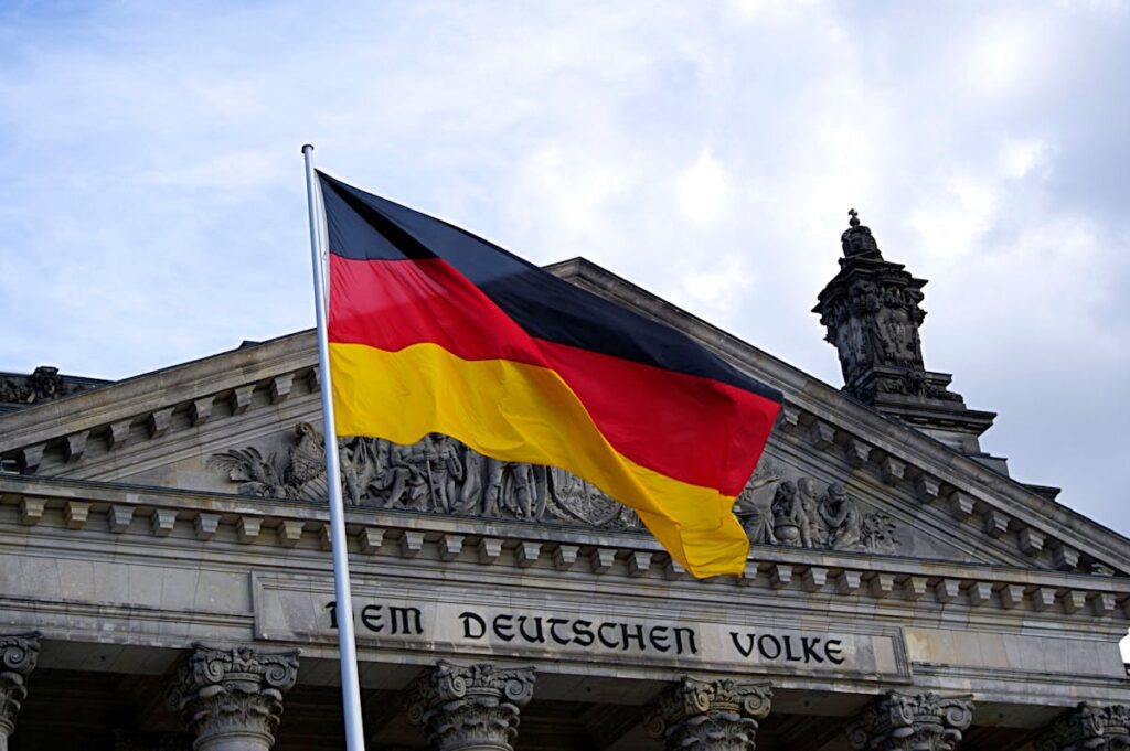 Online-Marketing im DACH-Raum: Deutsche Flagge vor Bundestag