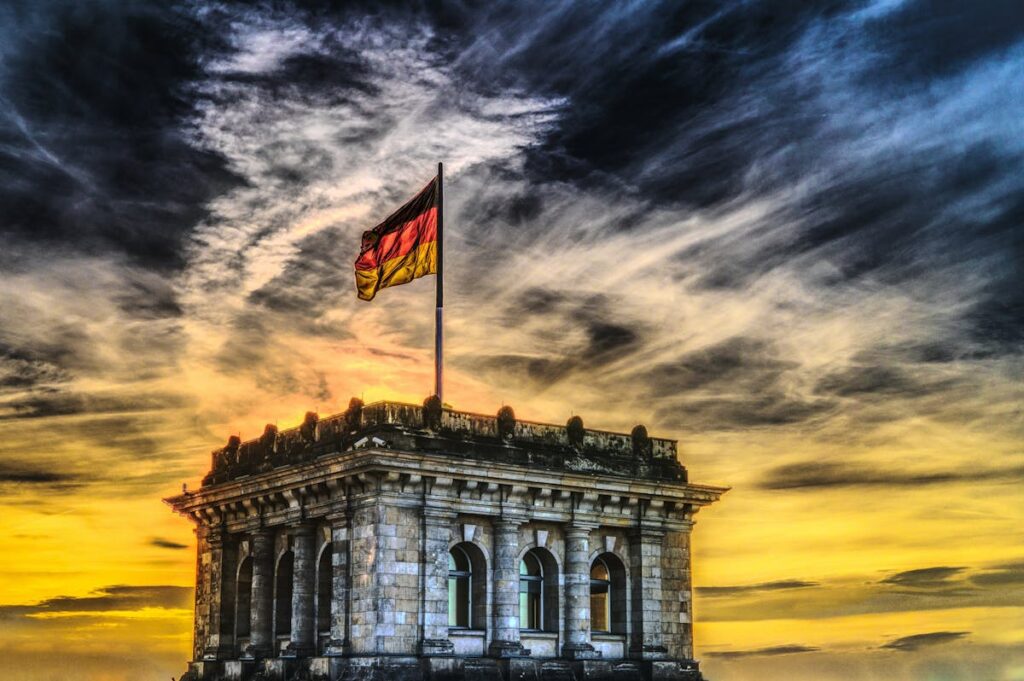 Deutsche Flagge auf Gebäude in Berlin.