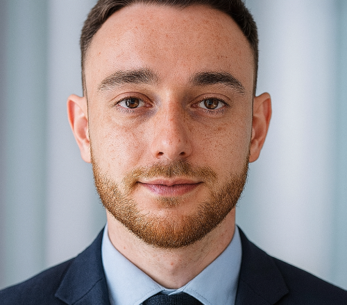 Porträt von Yannick Schroth, Gründer von Topblog Agency